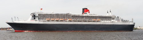 Queen Mary 2 von der Seite